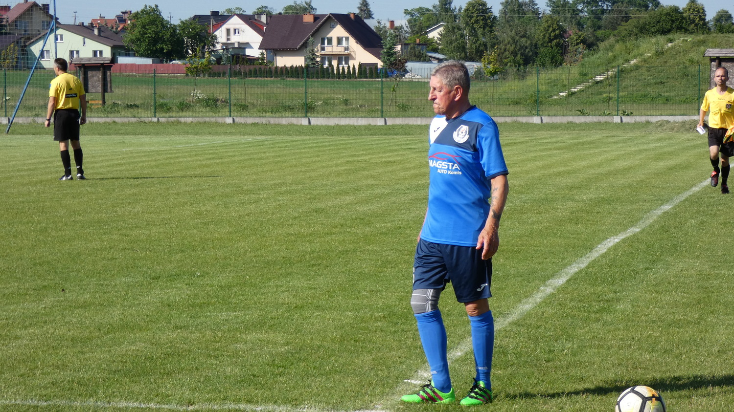 71-letni Bogdan Głąbicki z Hutnika Huta Czechy zdobywa gola w meczu z Sępem  - Maj - 2018 - Podsumowania - Aktualności - sep.zelechow.net